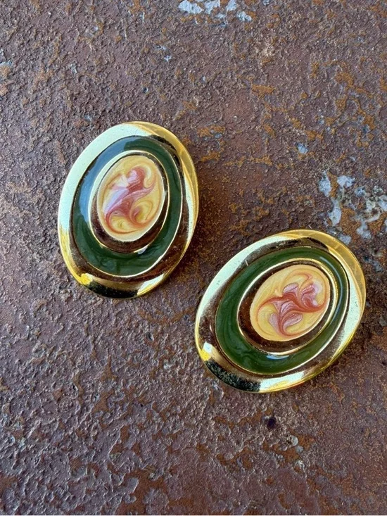 Gold and green vintage retro statement earrings with a unique swirl design - Picture 4 of 4